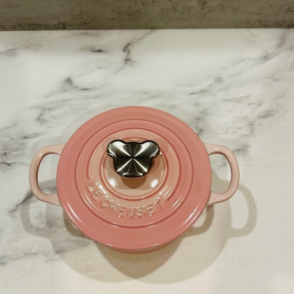 Le Creuset Dutch Oven with Bear Knob - Shell Pink - Picture 5 of 7